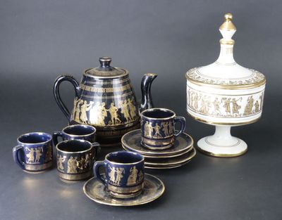 Service à café et coupe en céramique à décor grec.