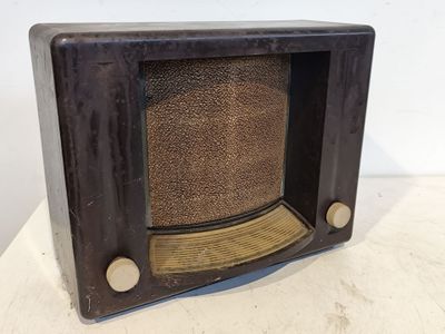 un petit téléviseur à l'ancienne posé sur une table