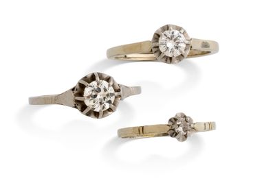 trois bagues en diamant et une bague en diamant sur fond blanc