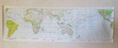 une carte du monde accrochée au mur d'une pièce