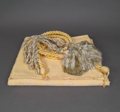 un gros plan sur un morceau de tissu sur lequel est posée une corde