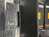 plusieurs écrans d'ordinateur et un clavier posés sur le bureau