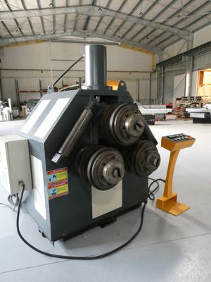 a picture of a machine that is sitting in a warehouse