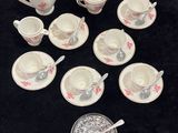 beaucoup de tasses et de soucoupes sur la table