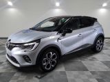 Le nouveau SUV Renault C-HR est garé dans un showroom.