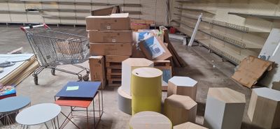 beaucoup de cartons et de tables dans un entrepôt
