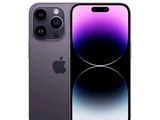 Un iPhone 11 d'Apple et un iPhone 11 sont présentés côte à côte