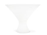 un vase blanc posé sur une table blanche