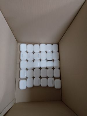 une boîte en carton contenant de nombreux rouleaux de papier toilette