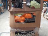 un téléviseur posé sur un chariot en carton dans un magasin