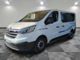 la camionnette blanche est garée sur le sol en damier d'une pièce