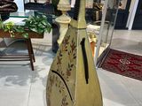 un instrument de musique de très grande taille exposé dans un magasin