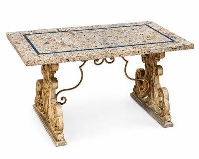 une image représentant une table en marbre ornée d'une bordure bleue