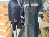 deux mannequins vêtus de vêtements de pluie exposés