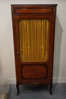 Armoire bibliothèque grillagée en placage de noyer.