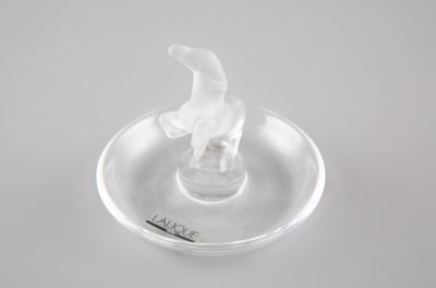 un chat en verre posé sur une assiette en verre