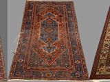 trois types différents de tapis orientaux exposés sur un fond gris