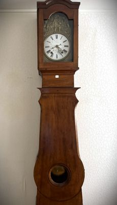 une horloge de parquet en bois accrochée au mur