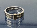 une bague posée sur une table