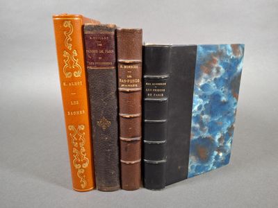 trois livres empilés les uns sur les autres