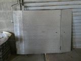 une photo d'une porte métallique dans un garage