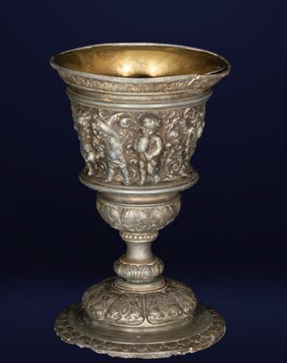 une coupe ancienne en argent ornée d'un motif sur le socle