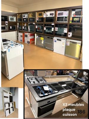 de nombreuses photos d'une cuisine équipée de nombreux appareils électroménagers
