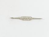 une image représentant une broche en argent ornée d'un motif floral