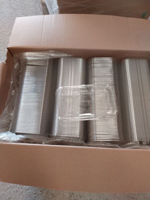 une boîte en carton contenant tout un tas d'assiettes argentées