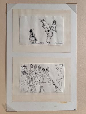 Deux dessins représentant un homme et une femme sont accrochés au mur.