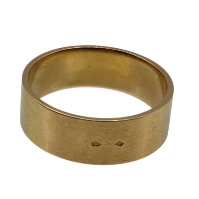 gros plan d'une bague en or sur fond blanc