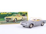 une image représentant une petite voiture et une boîte de « Dinky Toys »