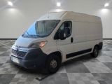 la camionnette blanche est garée sur le sol en damier d'une pièce