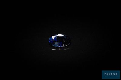 un saphir bleu sur fond noir
