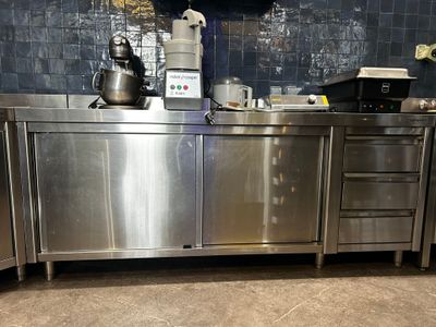 un plan de travail en inox sur lequel est posée une cafetière