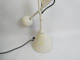 une lampe blanche posée sur une table blanche