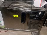 une machine posée sur le comptoir d'une cuisine