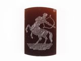 une image représentant un cheval et son cavalier, sculptée sur une plaque