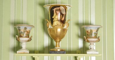 trois vases posés sur une étagère dans une pièce