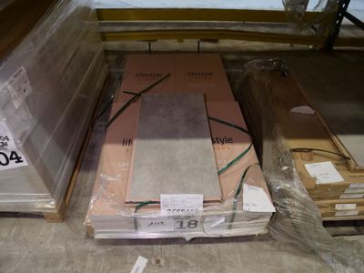 plusieurs cartons sont empilés les uns sur les autres dans un entrepôt