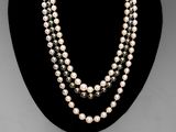 Collier à deux rangs de perles noires et blanches sur un mannequin noir