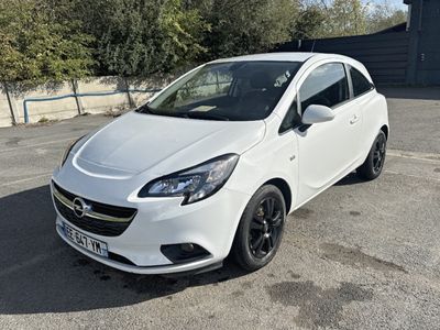 L'Opel blanche est garée sur le parking.