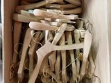 une boîte en carton remplie de cintres en bois