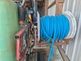 un tuyau bleu raccordé à un tuyau vert