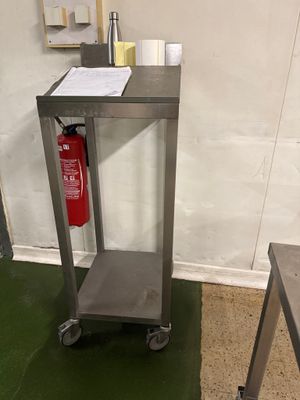 une table en métal sur laquelle se trouve un extincteur
