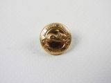 gros plan d'une pièce d'or sur une surface blanche
