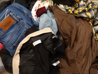 une pile de vêtements sur un lit