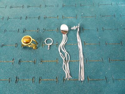 deux bagues et une paire de boucles d'oreilles par terre