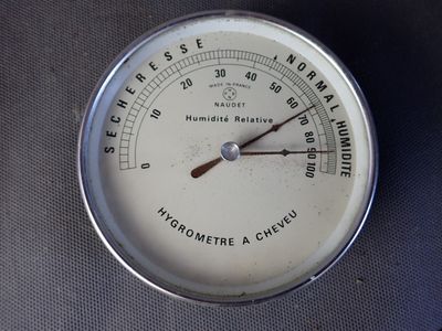un gros plan d'un thermomètre posé sur une table