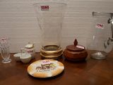 une table sur laquelle se trouvent une assiette, un verre et un pichet
